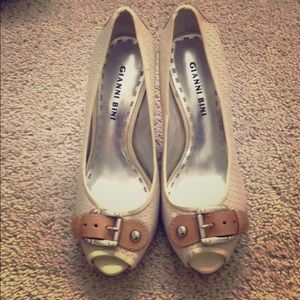 Gianni Bini Ivory and Tan Silver Buckle Peep toe